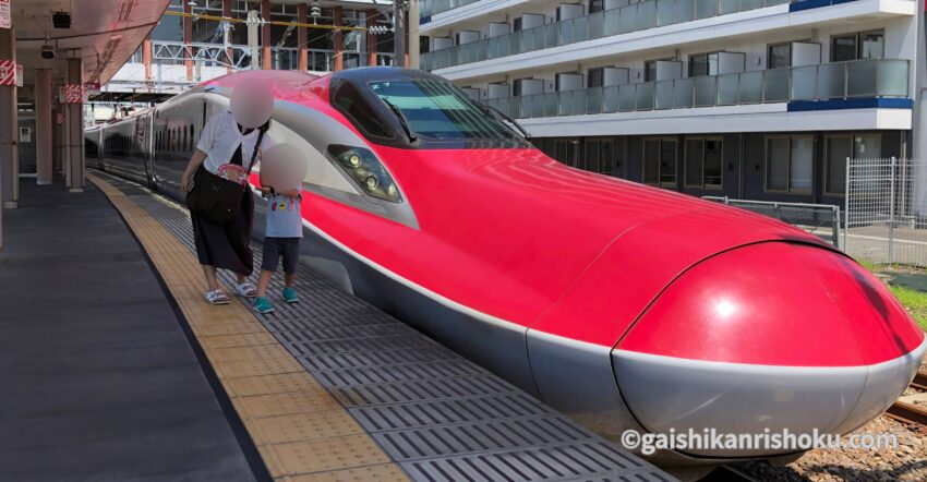 秋田駅で新幹線こまちと記念設営