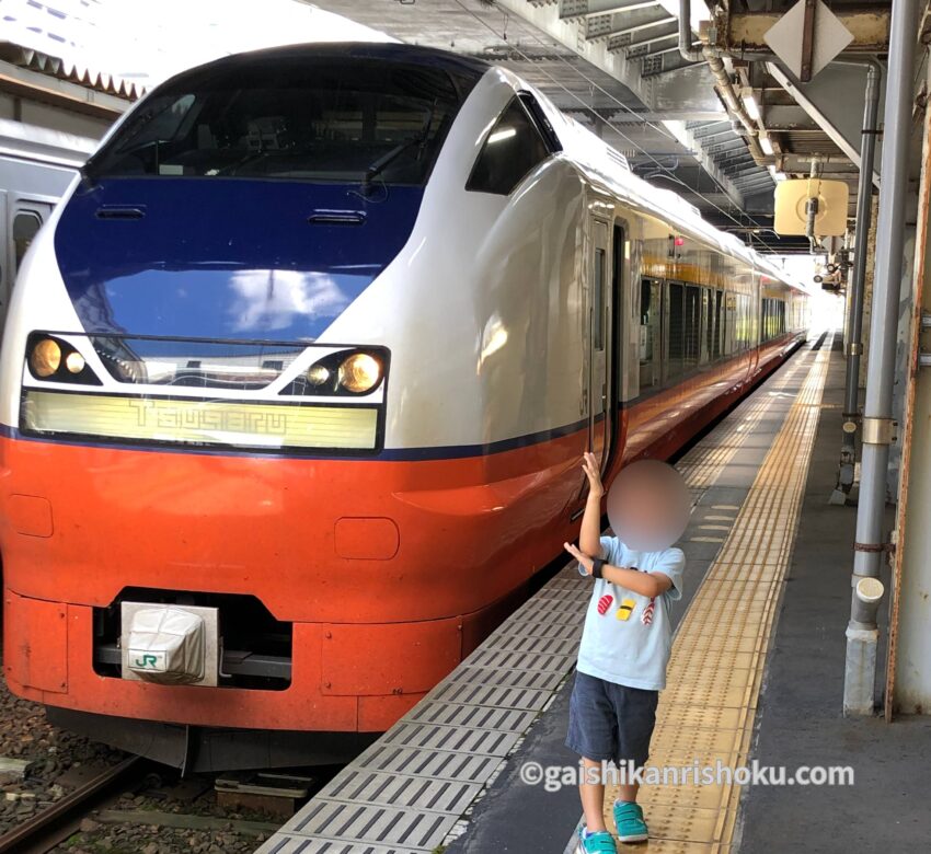 秋田駅で特急つがると記念撮影