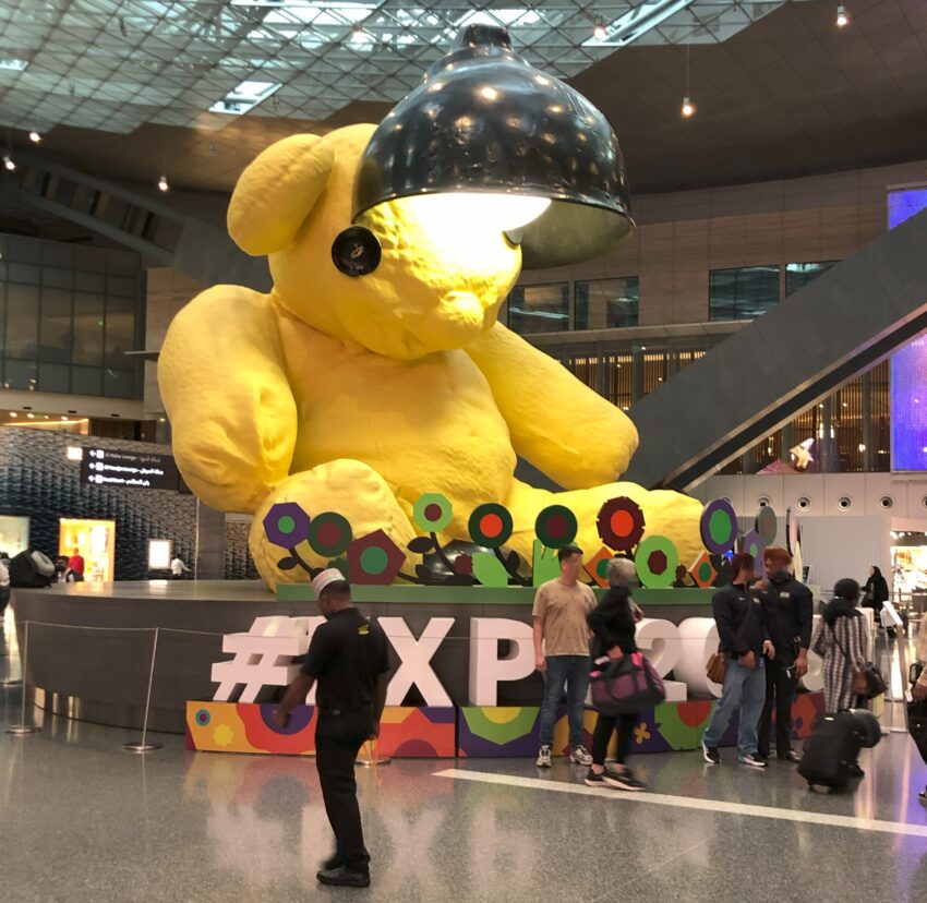 ドーハ　ハマド国際空港　黄色いクマ