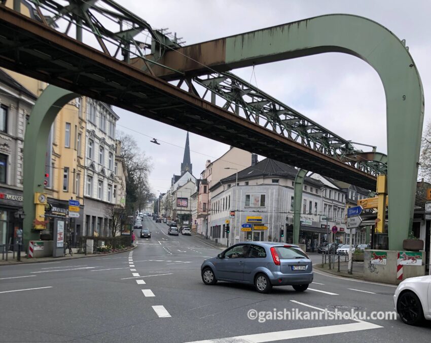 モノレールVohwinkel駅道中の交差点