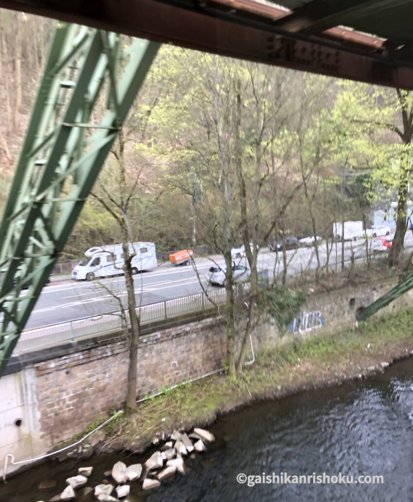 ヴッパータール空中鉄道　ヴッパー川の上を走行