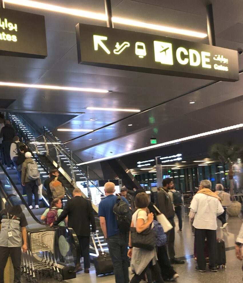 ドーハ　ハマド国際空港　シャトルトレイン乗り場へのエスカレーター