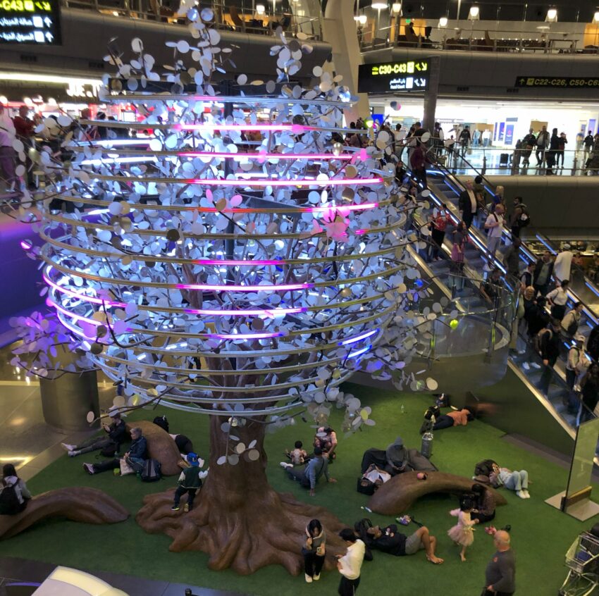 ドーハ　ハマド国際空港　ガーデン　木のオブジェ