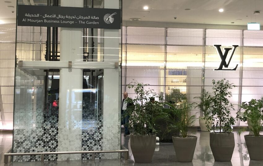ドーハ　ハマド国際空港　アルムルジャンガーデンラウンジの入口
