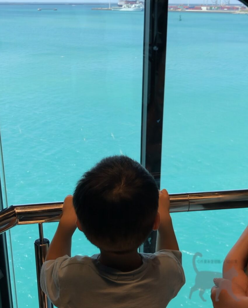 MSCベリッシマ　パノラマエレベーターから那覇の海を眺める