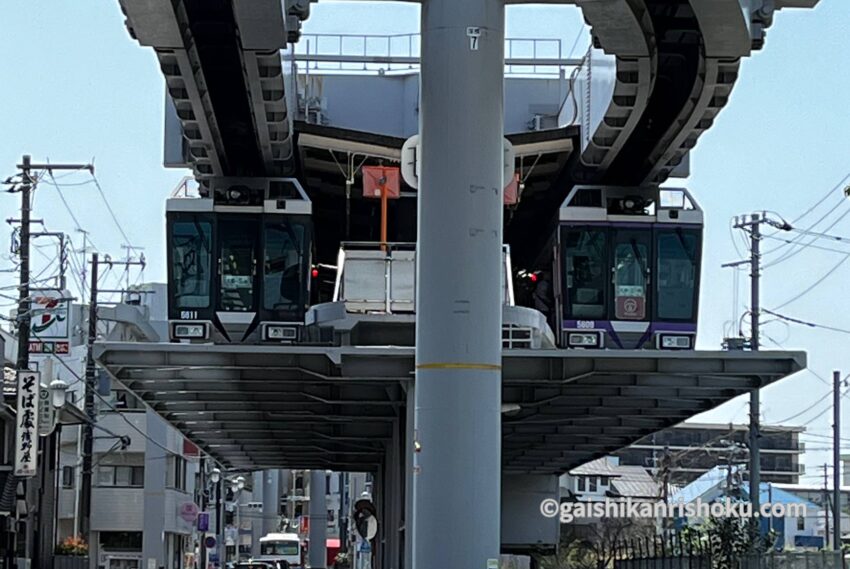 湘南モノレール　湘南深沢駅ですれちがい