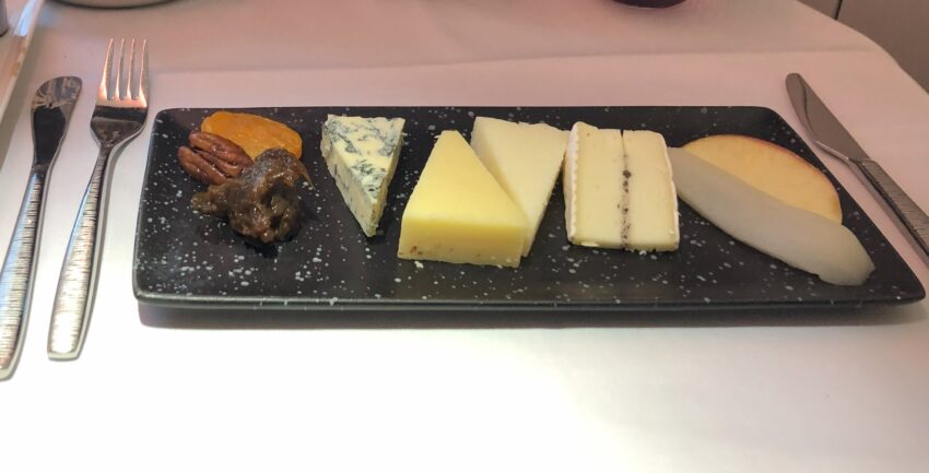 カタール航空ビジネスクラス　チーズの盛り合わせ