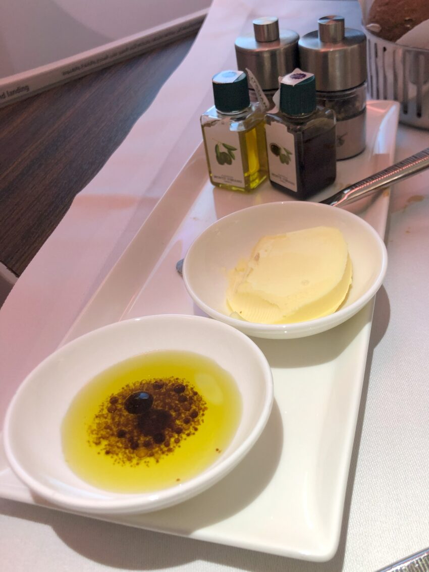 カタール航空ビジネスクラス　バター　オリーブオイル