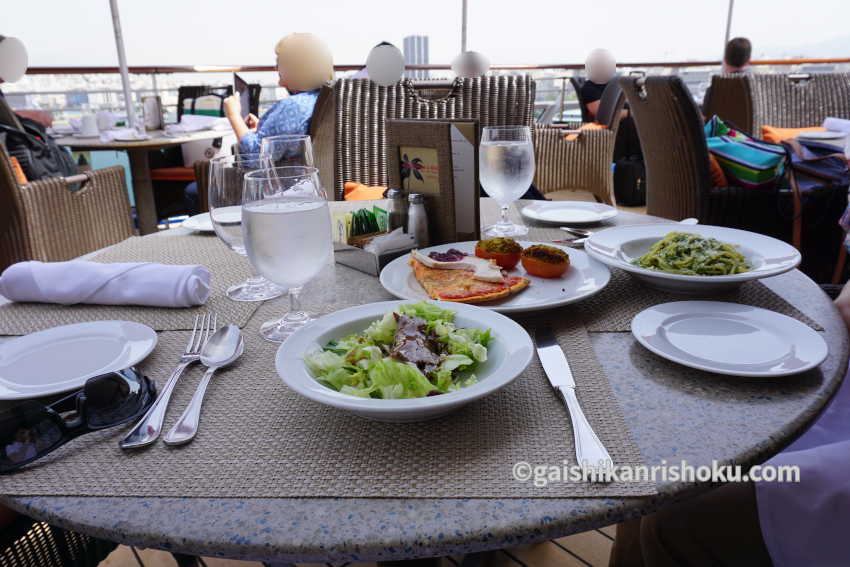 オーシャニアクルーズ　リビエラ　テラスレストランでランチ