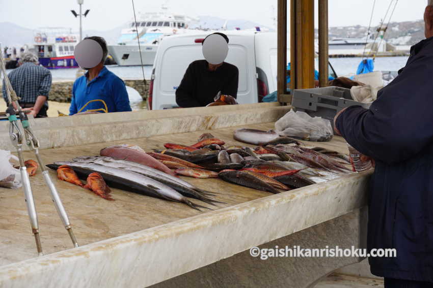 オーシャニアクルーズ　リビエラ　ミコノス島の港で売られていた魚介類