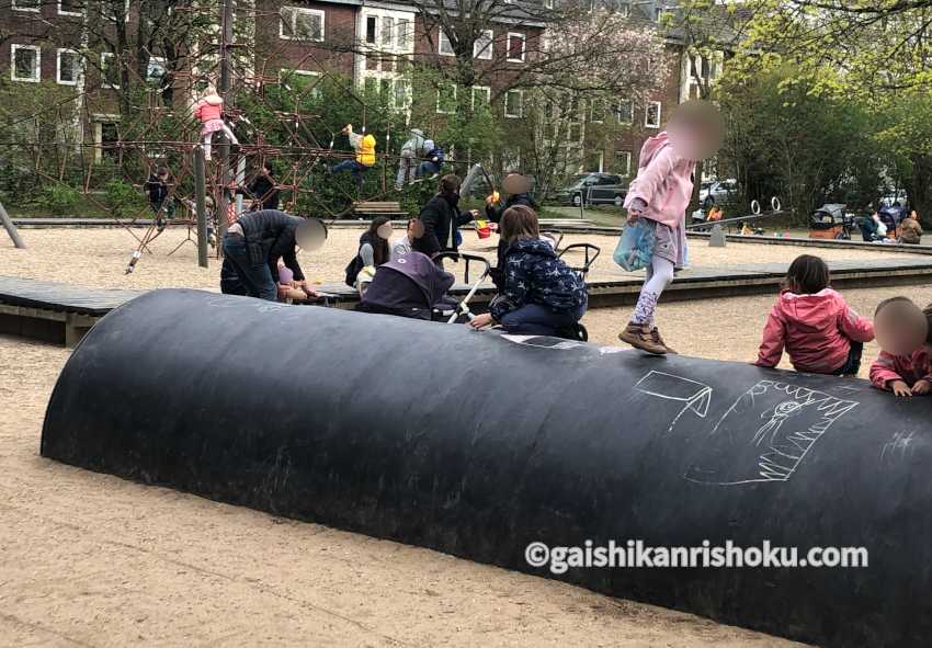 ドイツの公園で遊ぶ子供たち