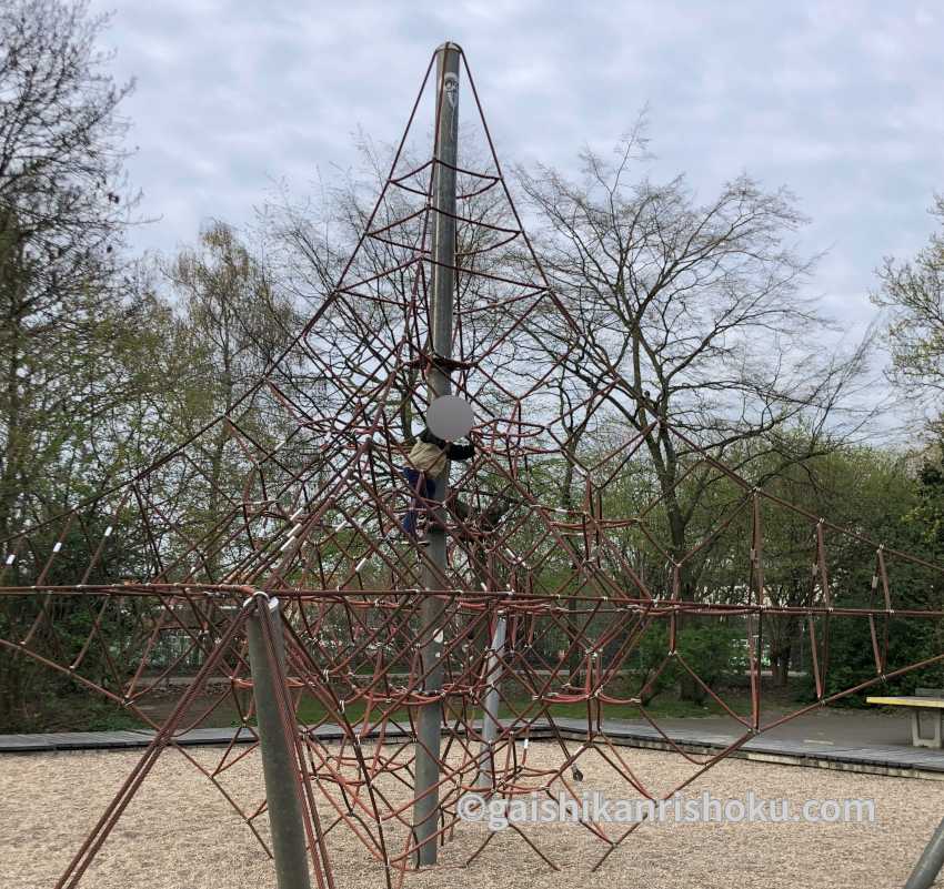 ドイツの公園の高いジャングルジム