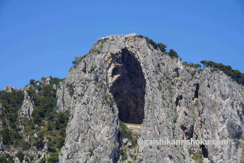 オーシャニアクルーズ リビエラの地中海クルーズ　カプリ島の奇岩