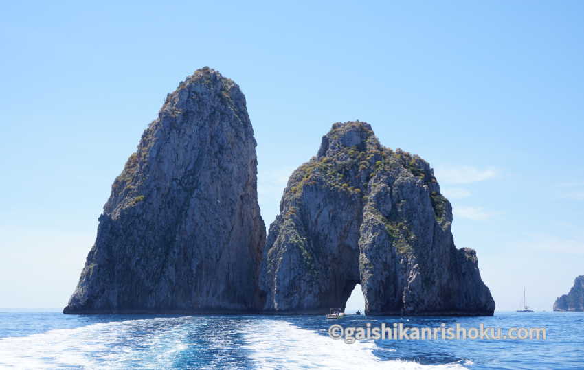 オーシャニアクルーズ リビエラの地中海クルーズ　カプリ島の奇岩のトンネル