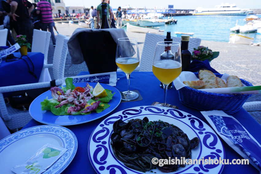 オーシャニアクルーズ リビエラの地中海クルーズ　カプリ島の港近くのレストランで食べたイカ墨パスタとタコのアンティパスト