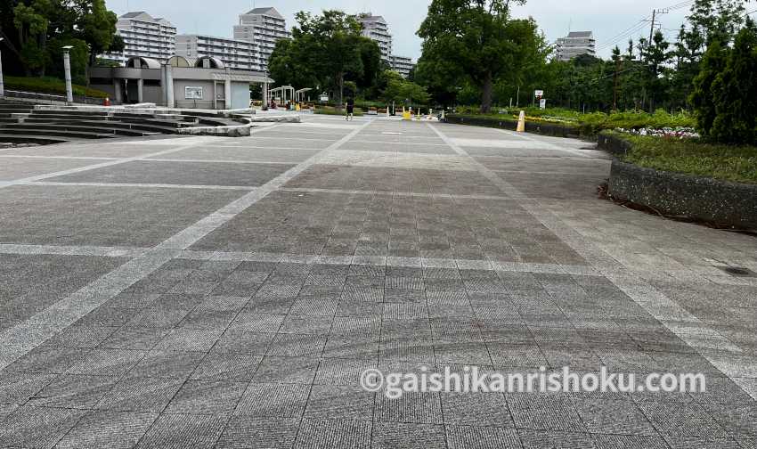 横浜・湘南で自転車の練習におすすめの公園　保土ヶ谷公園の噴水前広場