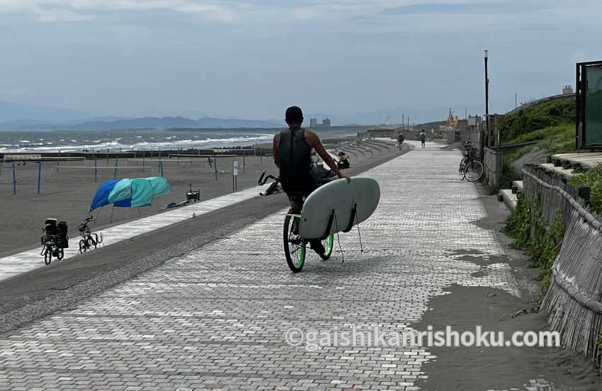 横浜・湘南で自転車の練習におすすめの公園　湘南海岸公園のビーチ沿いの道