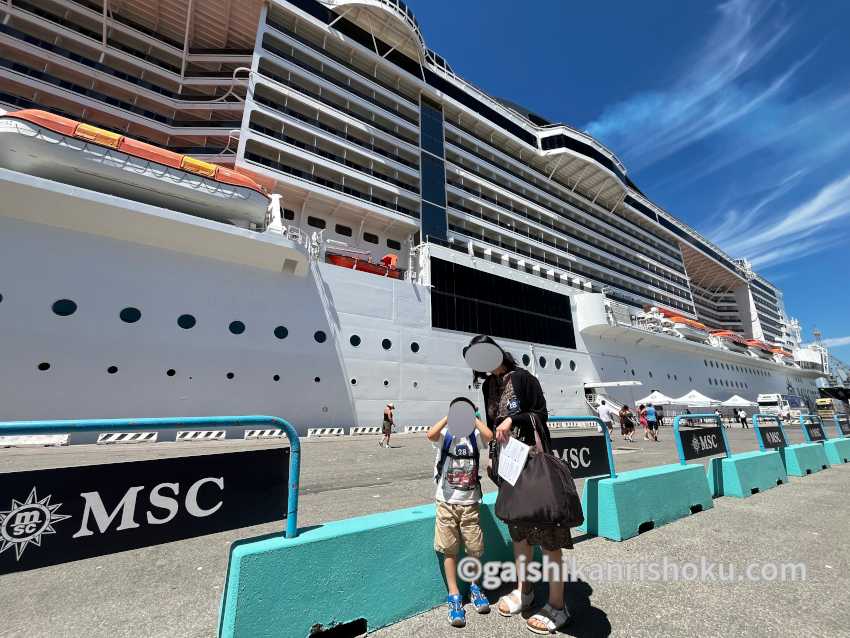 MSCグランディオーサ(ベリッシマ姉妹船)乗船記①　乗船前に記念写真