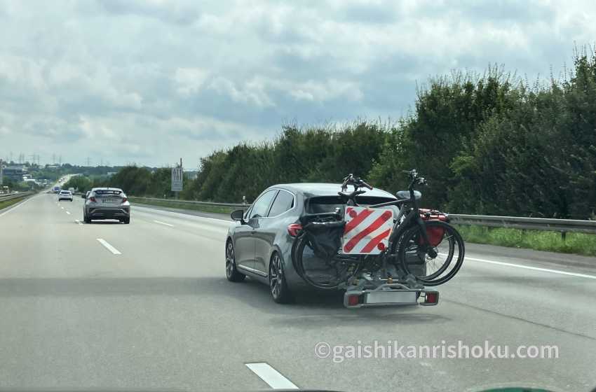 ドイツのアウトバーンでバカンスに出かける車