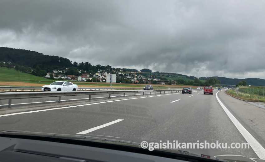 スイスの高速道路A2を走る様子