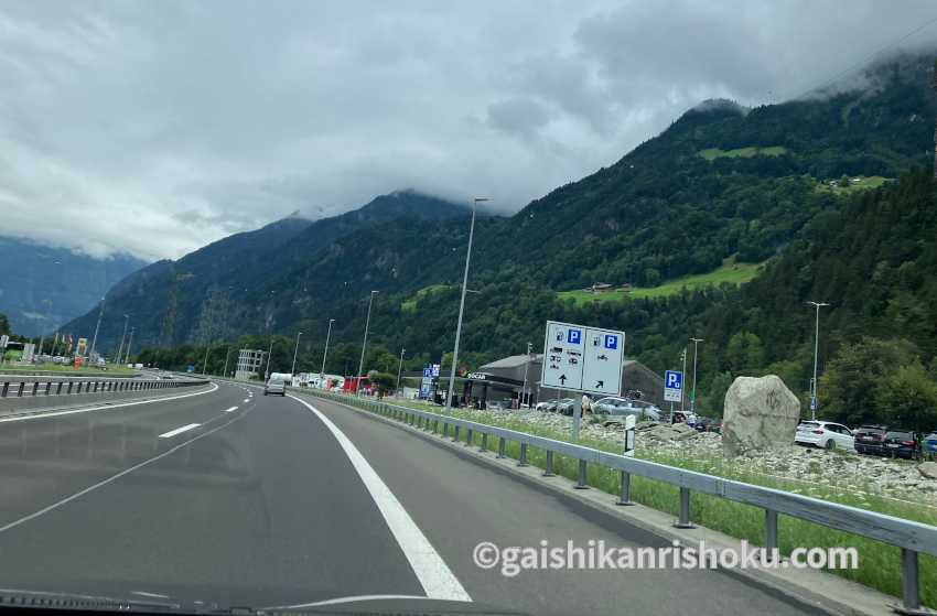 スイスの高速道路の車窓から　山がちな地形