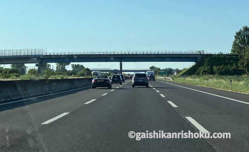 短い車間距離で追い越し車線を走るクルマたち