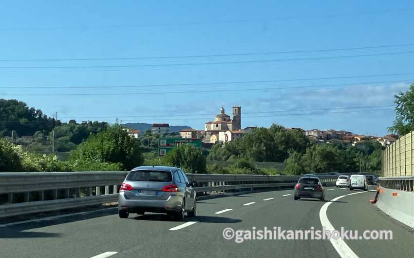 イタリアの高速道路A15の山道