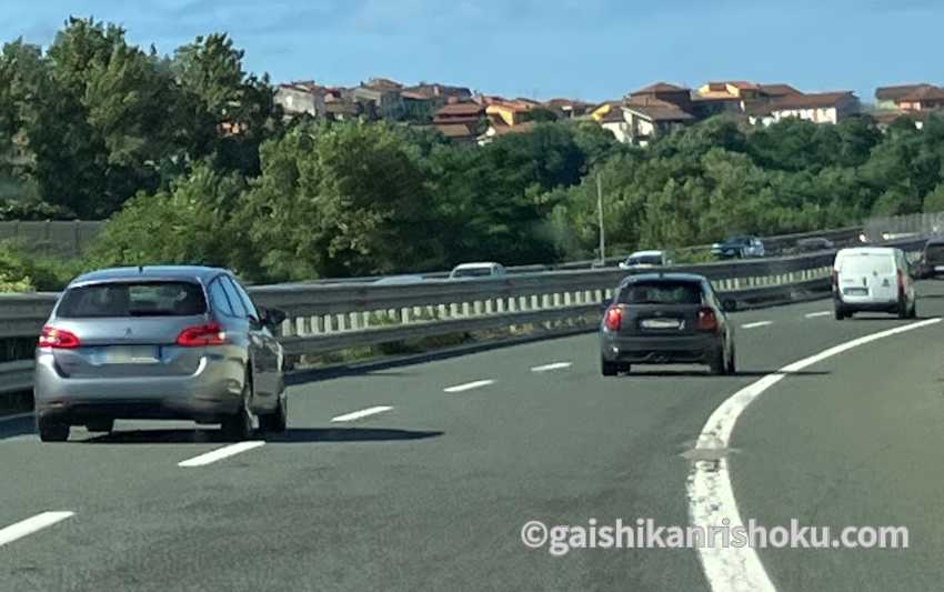 イタリアの峠道で飛ばす車たち