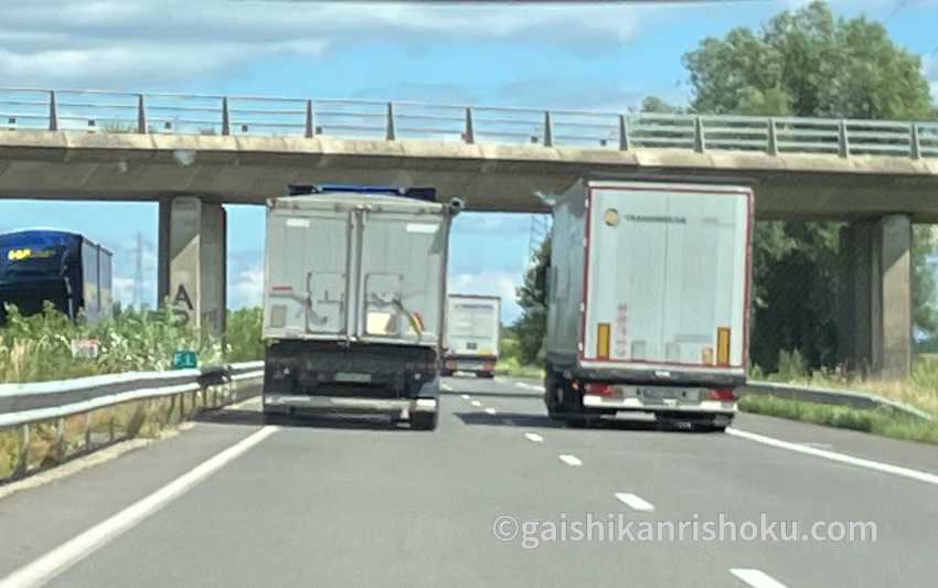 フランスの高速道路で両車線をふさぐトラック達