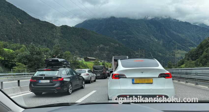 スイスの高速道路A2 ゴッタルド道路トンネル前の大渋滞