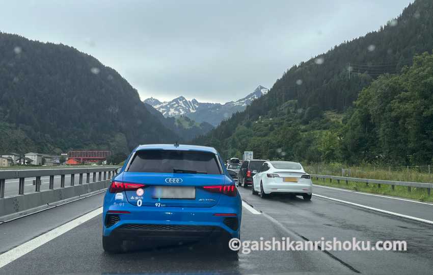 スイスのゴッタルド道路トンネル前の渋滞