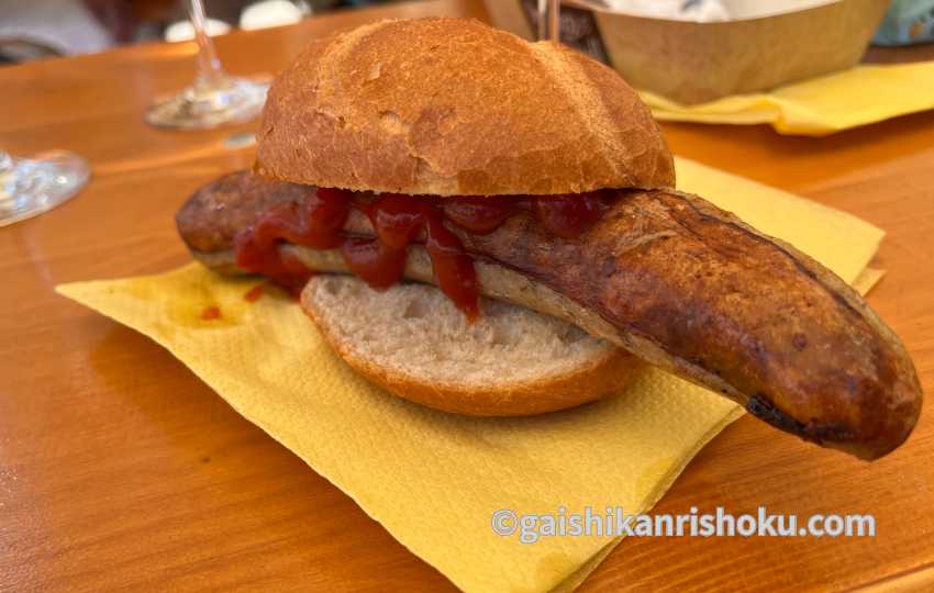 ヴィースバーデンのラインガウ・ワイン祭りで食べたソーセージパン