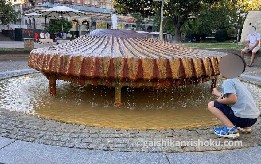 ヴィースバーデンのコッホブルネン広場　温泉の噴水