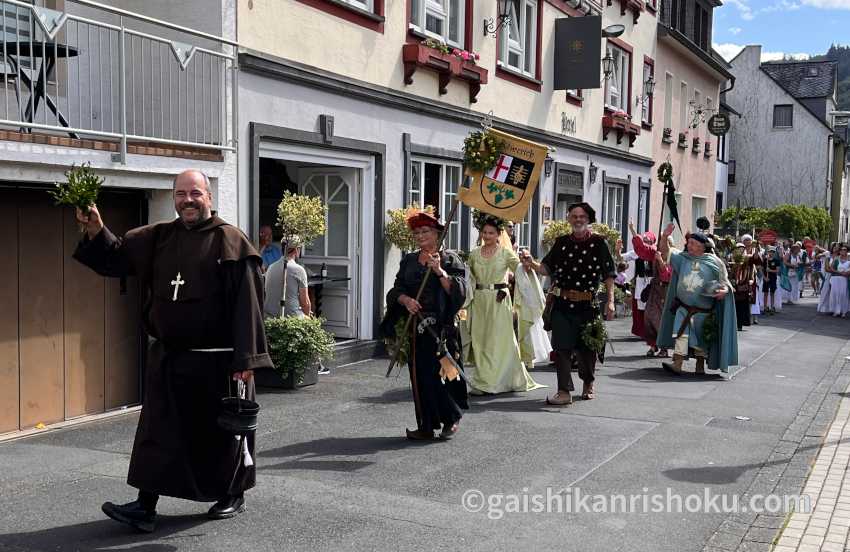 コッヘムのワイン祭り2024 伝統の衣装でパレード