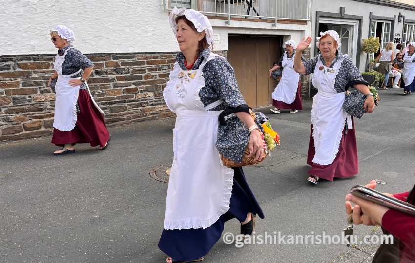 コッヘムのワイン祭り2024 伝統の衣装でパレード　地元の女性たち