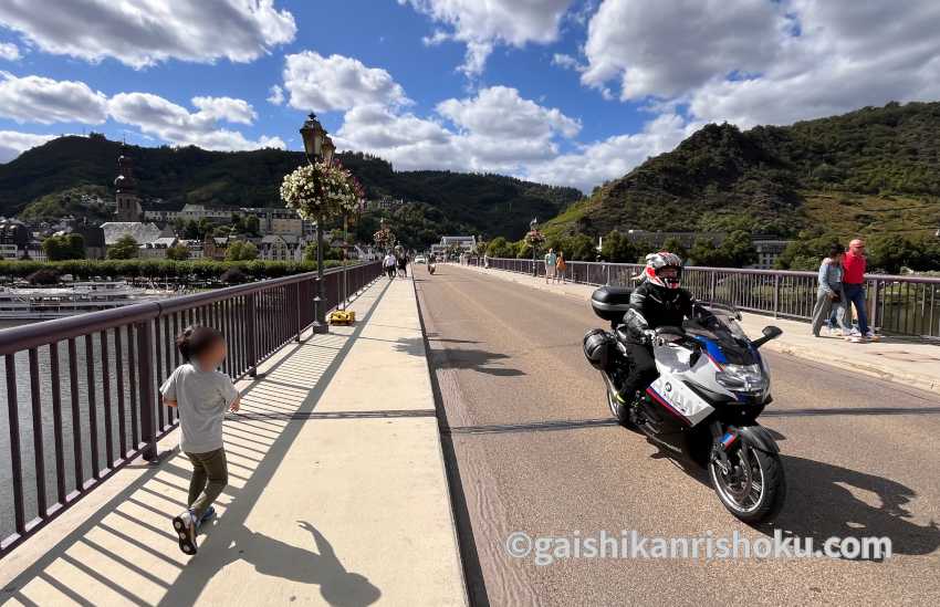 コッヘムのモーゼル川にかかる橋を渡る