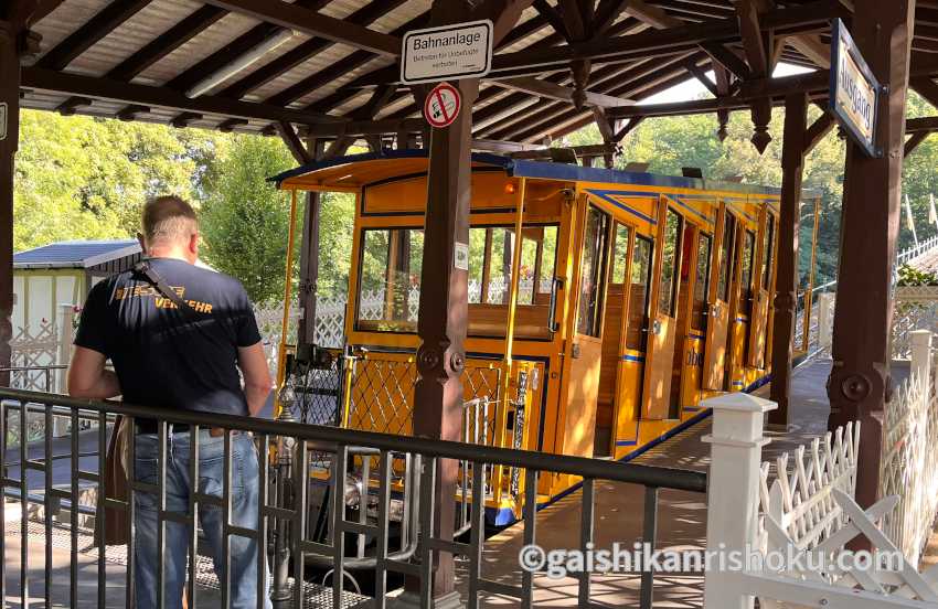 ネロベルク登山鉄道　ふもと駅で出発を待つ車両