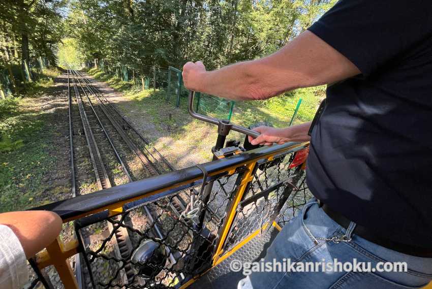 ネロベルク登山鉄道　山頂から下っていく車両