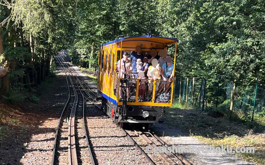 ネロベルク登山鉄道　すれ違いの車両は乗客で満員