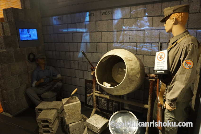 ベルリンにある壁の博物館　壁を建設する様子の展示