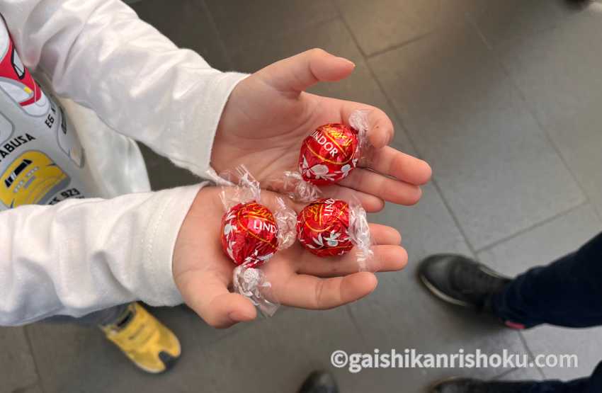 チョコレート博物館の入口でもらえるリンドールチョコ