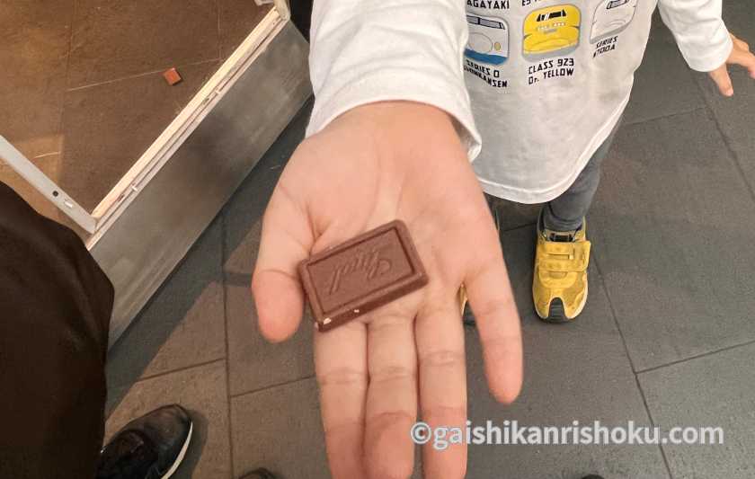 チョコレート博物館　製造ラインで出来たチョコを試食