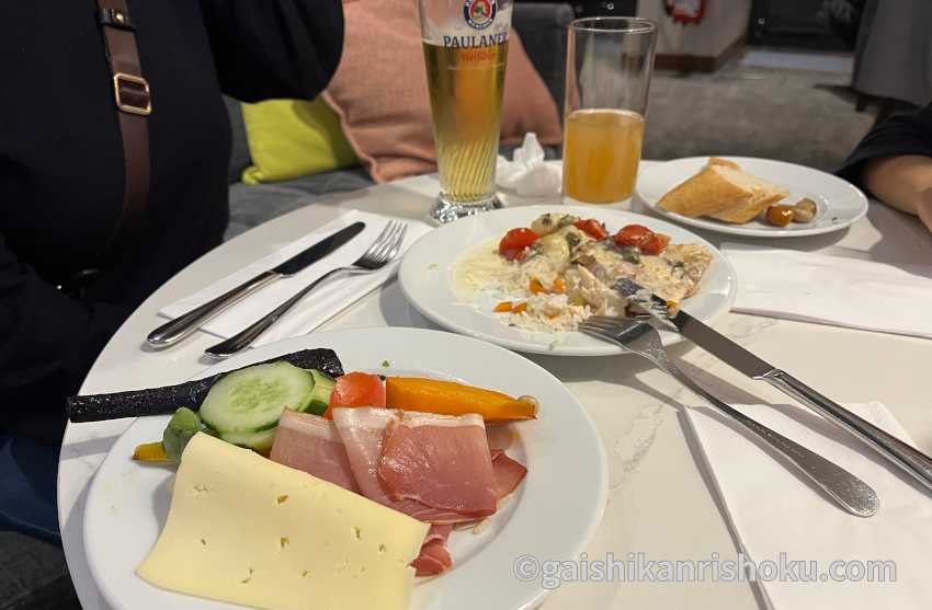 ウェスティン・グランド・ミュンヘンのクラブラウンジで夕食を食べる