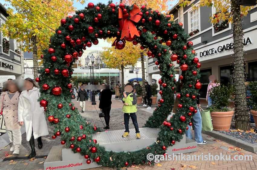 デザイナー・アウトレット・ルールモント　巨大クリスマスリース