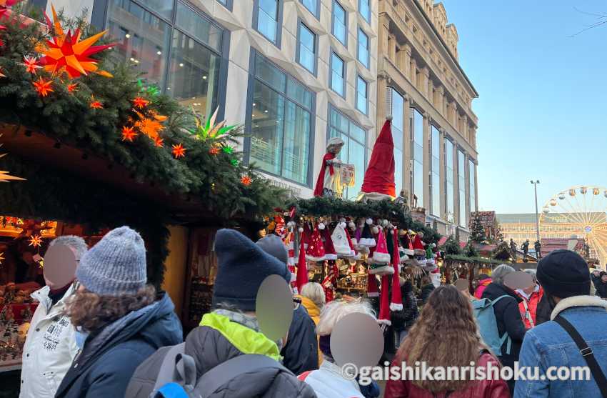 ライプツィヒのクリスマスマーケット　ショッピングストリートに並ぶ屋台