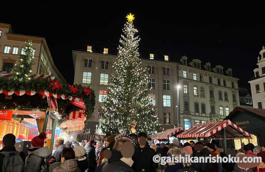 ライプツィヒのクリスマスマーケット　マルクト広場会場のクリスマスツリー